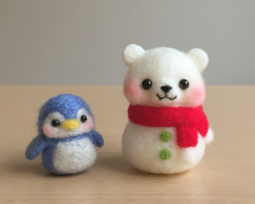 ぷっくりほっぺの白熊くんとミニペンギンちゃん 羊毛フェルト erika