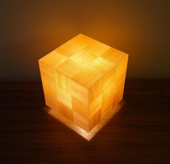 和風照明・インテリア照明　AKA-022　アクリキューブ行灯　銘木ツキ板　市松模様（国産杉板目）LED電球 4枚目の画像