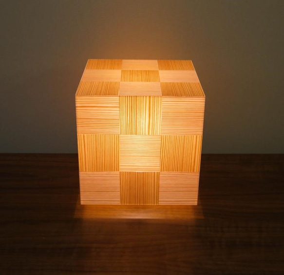 和風照明・インテリア照明　AKA-022　アクリキューブ行灯　銘木ツキ板　市松模様（国産杉板目）LED電球 5枚目の画像