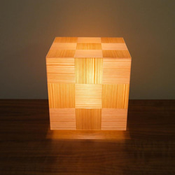 和風照明・インテリア照明　AKA-022　アクリキューブ行灯　銘木ツキ板　市松模様（国産杉板目）LED電球 6枚目の画像