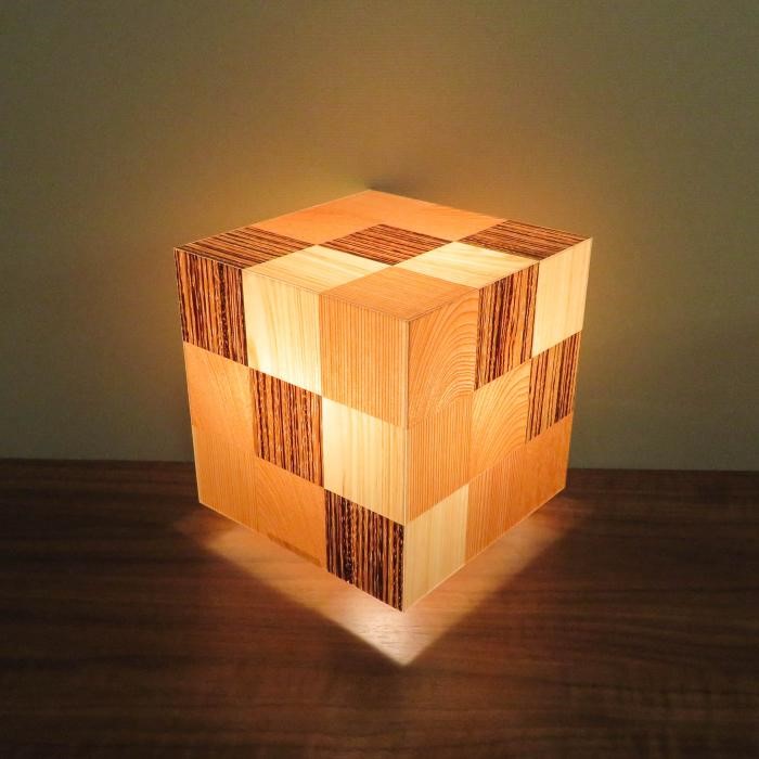 和風照明・インテリア照明　AKA-023　アクリキューブ行灯　銘木ツキ板　寄木市松模様　LED電球