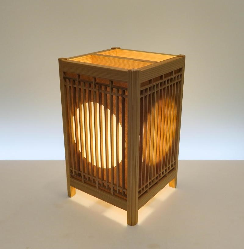 和風照明・インテリア照明　ADTP-1412　角行灯「匠」　Mサイズ　 楮和紙　無地（晒）月/縦格子組子デザイン