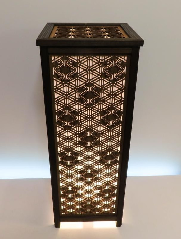 和風照明　LAD-1874　レーザー行灯「趣」Ｌサイズ　 八重麻の葉/胡麻幹 組子デザイ 和紙貼り　LED電球付き 八重麻の葉/胡麻幹 ゴマガラ