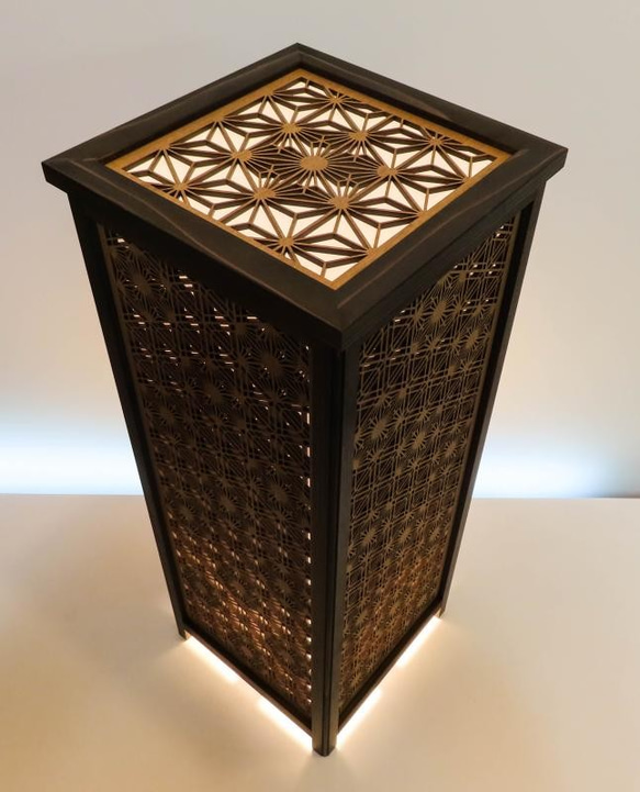 和風照明　LAD-1874　レーザー行灯「趣」Ｌサイズ　 八重麻の葉/胡麻幹 組子デザイ 和紙貼り　LED電球付き 八重麻の葉/胡麻幹 ゴマガラ