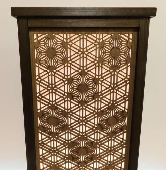 和風照明　LAD-1874　レーザー行灯「趣」Ｌサイズ　 八重麻の葉/胡麻幹 組子デザイ 和紙貼り　LED電球付き 八重麻の葉/胡麻幹 ゴマガラ