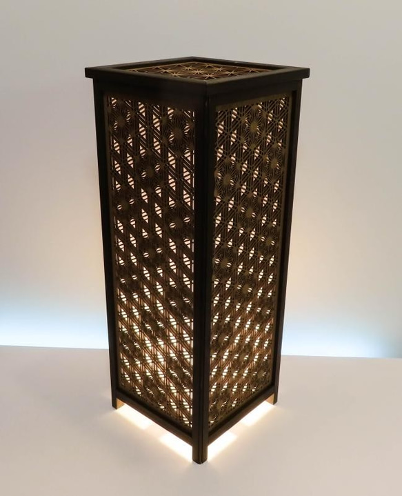 和風照明　LAD-1874　レーザー行灯「趣」Ｌサイズ　 八重麻の葉/胡麻幹 組子デザイ 和紙貼り　LED電球付き 八重麻の葉/胡麻幹 ゴマガラ