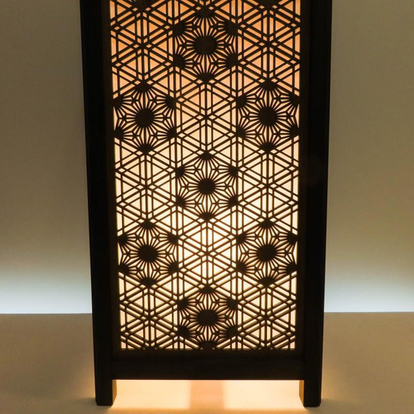 和風照明　LAD-1874　レーザー行灯「趣」Ｌサイズ　 八重麻の葉/胡麻幹 組子デザイ 和紙貼り　LED電球付き 八重麻の葉/胡麻幹 ゴマガラ