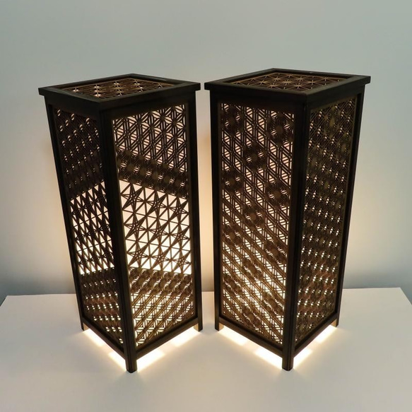 和風照明　LAD-1874　レーザー行灯「趣」Ｌサイズ　 八重麻の葉/胡麻幹 組子デザイ 和紙貼り　LED電球付き 八重麻の葉/胡麻幹 ゴマガラ