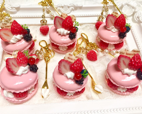 いちごマカロンのキーホルダー キーホルダー A drop 通販 5882823