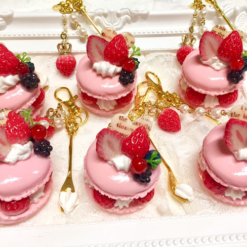 いちごマカロンのキーホルダー キーホルダー A drop 通販