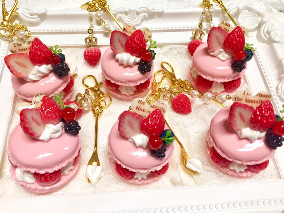 いちごマカロンのキーホルダー キーホルダー A drop 通販