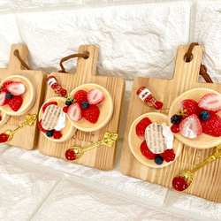 再販‼︎ イチゴ＆ベリーパンケーキのカッティングボード（送料込み） 1枚目の画像