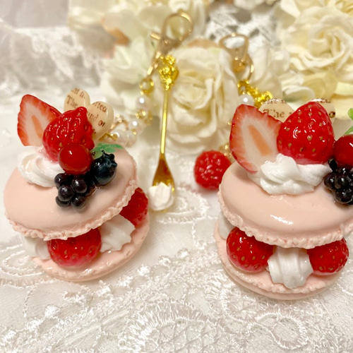 いちごのマカロンフェイクスイーツキーホルダーハンドメイド