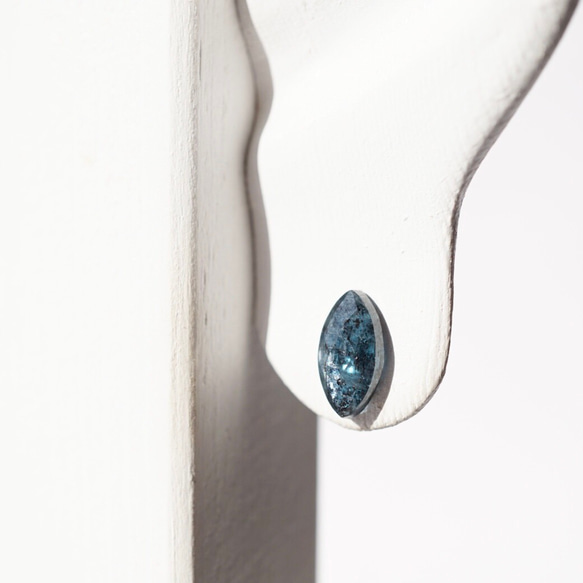 《特集掲載品》モスカイヤナイト 夏色ディープブルーの天然石 一粒ピアス シルバー925 6枚目の画像