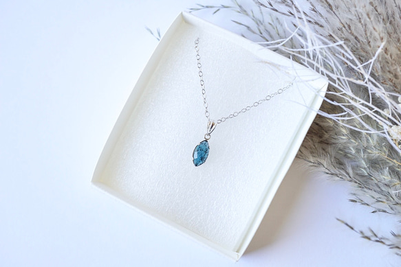『青の洞窟』モスカイヤナイト くすみブルーの珍しい天然石 一粒ネックレス 4枚目の画像
