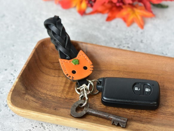 【革にゃんこ】ホックでワンタッチ！《ハロウィン限定》かぼちゃカラーの猫キーホルダー■5つ編み革ベルト■送料無料 3枚目の画像