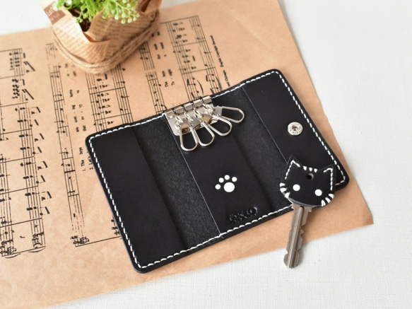 《特集掲載》【名入れ】肉球模様のペアキーケース【3色選択】＆猫(または肉球)キーカバー ※袋ラッピング無料 8枚目の画像