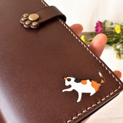 iPhoneX専用■三毛猫と肉球模様の手帳型スマホケース■チョコ革■送料無料 2枚目の画像