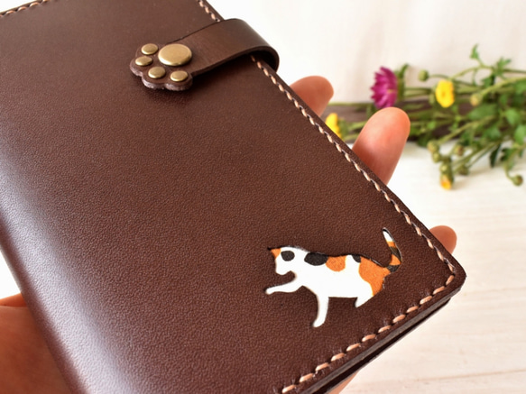 iPhoneX専用■三毛猫と肉球模様の手帳型スマホケース■チョコ革■送料無料 2枚目の画像