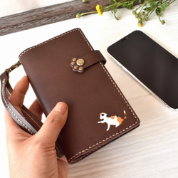 iPhoneX専用■三毛猫と肉球模様の手帳型スマホケース■チョコ革■送料無料 1枚目の画像