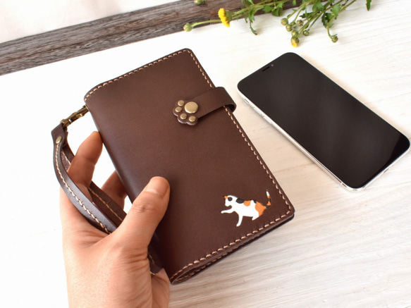 iPhoneX専用■三毛猫と肉球模様の手帳型スマホケース■チョコ革■送料無料 1枚目の画像