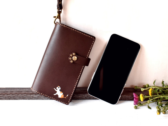 iPhoneX専用■三毛猫と肉球模様の手帳型スマホケース■チョコ革■送料無料 3枚目の画像