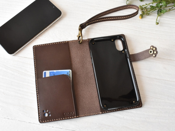 iPhoneX専用■三毛猫と肉球模様の手帳型スマホケース■チョコ革■送料無料 4枚目の画像