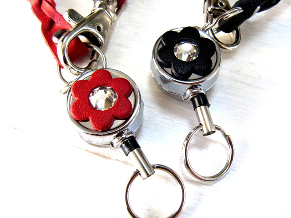 《展示》クリスタルガラスのお花がきらめくリールキーホルダー■赤・黒カラー選択■イニシャル入り■送料無料 1枚目の画像