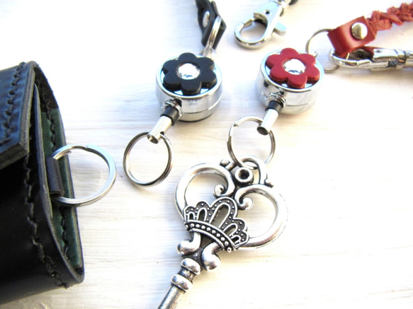 《展示》クリスタルガラスのお花がきらめくリールキーホルダー■赤・黒カラー選択■イニシャル入り■送料無料 7枚目の画像