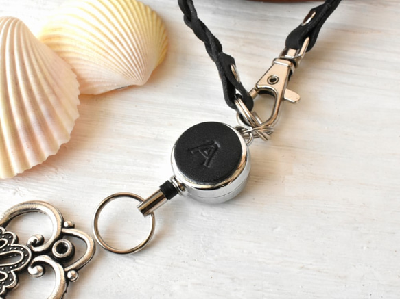 《展示》クリスタルガラスのお花がきらめくリールキーホルダー■赤・黒カラー選択■イニシャル入り■送料無料 8枚目の画像