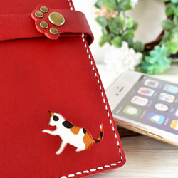 iPhone8Plus専用■三毛猫と肉球模様の手帳型スマホケース■赤革■送料無料 2枚目の画像