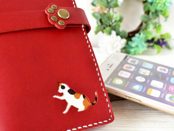 iPhone8Plus専用■三毛猫と肉球模様の手帳型スマホケース■赤革■送料無料 2枚目の画像