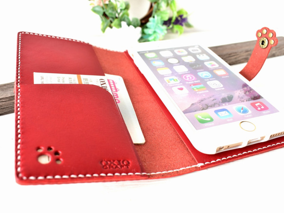 iPhone8Plus専用■三毛猫と肉球模様の手帳型スマホケース■赤革■送料無料 4枚目の画像
