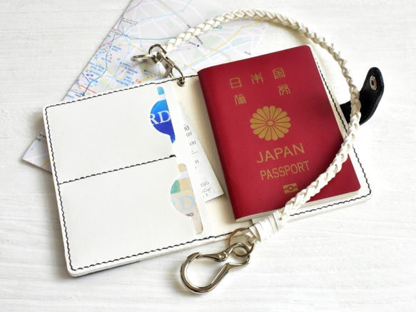 ■Creema限定■海外旅行に■肉球模様のパスポートケース【白×ネイビー】四つ編みロープ付 ■送料無料 3枚目の画像