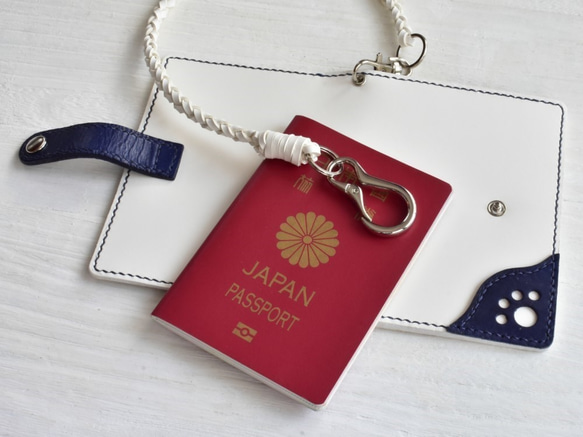 ■Creema限定■海外旅行に■肉球模様のパスポートケース【白×ネイビー】四つ編みロープ付 ■送料無料 5枚目の画像