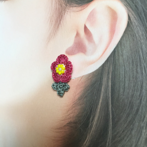 刺繍糸の小さなお花のイヤリング(レース編みイヤリング