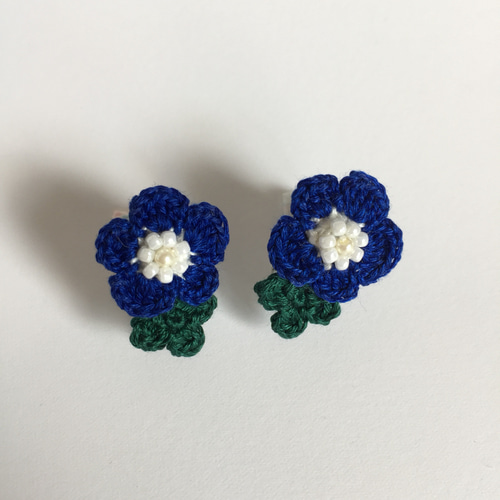 刺繍糸の小さなお花のイヤリング(レース編みイヤリング
