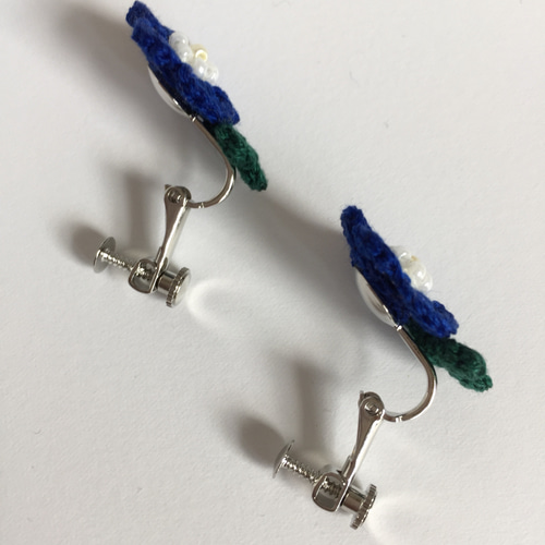刺繍糸の小さなお花のイヤリング(レース編みイヤリング