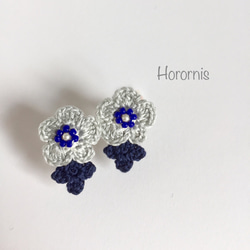 ピンクと紺の刺繍糸の小さなお花のイヤリング(レース編みイヤリング) 1枚目の画像