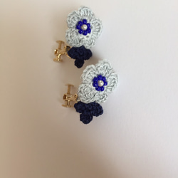 ピンクと紺の刺繍糸の小さなお花のイヤリング(レース編みイヤリング) 6枚目の画像