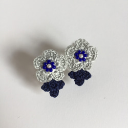 ピンクと紺の刺繍糸の小さなお花のイヤリング(レース編みイヤリング) 7枚目の画像