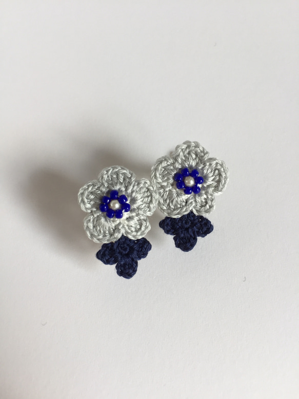 ピンクと紺の刺繍糸の小さなお花のイヤリング(レース編みイヤリング) 7枚目の画像