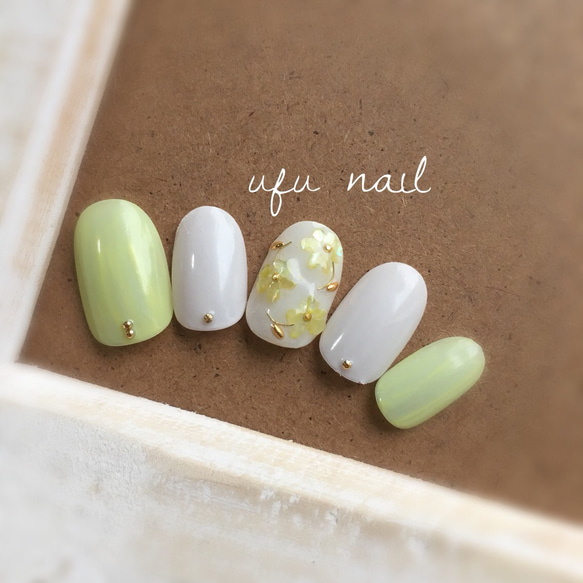 8月誕生石】ペリドットカラーのシェルフラワーネイル♡貝殻／ワイヤー