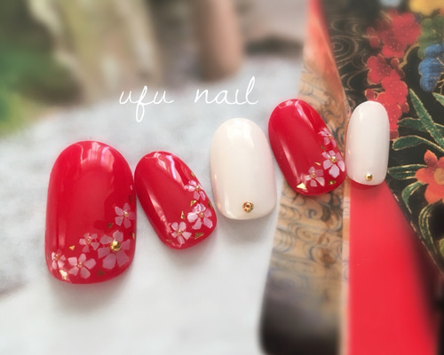 人気デザイン！】茜色ベースのシェルフラワーネイル♡成人式／着物