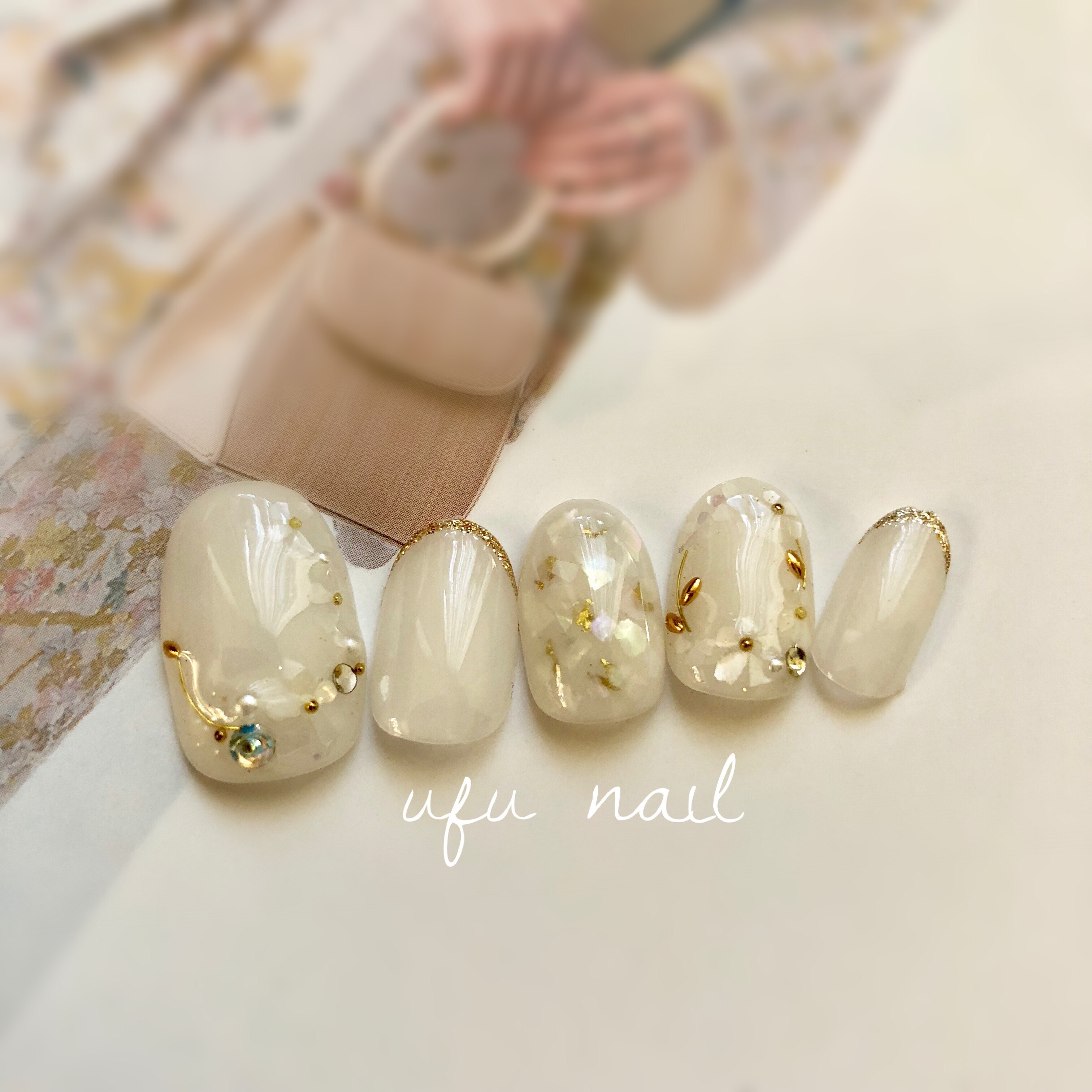 【ブライダルに人気！】ホワイト×ゴールドのシェルフラワーネイル♡ 5,165円