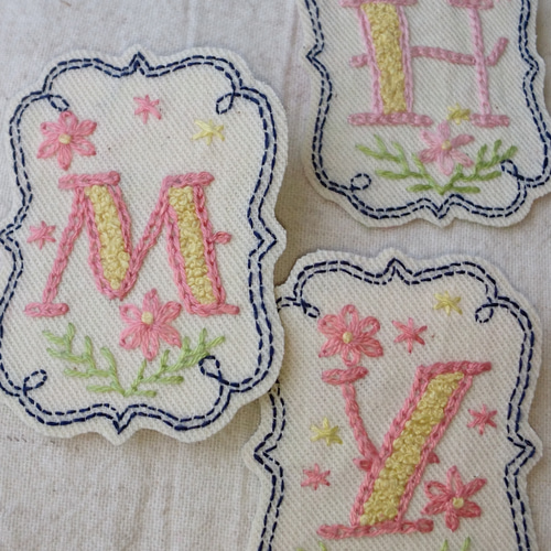 刺繍の花柄イニシャルバッジ その他雑貨 MAMAmanchan 通販 刺繍の花柄イニシャルバッジ その他雑貨 MAMAmanchan 通販