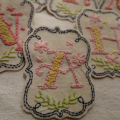 刺繍の花柄イニシャルバッジ その他雑貨 MAMAmanchan 通販