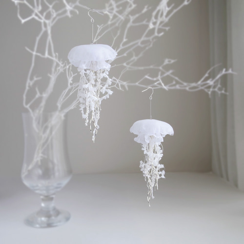 クラゲのピアス（イヤリング）［ White / 片耳用 ]｜大ぶり 結婚