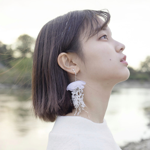 クラゲのピアス（イヤリング）［ White / 片耳用 ]｜大ぶり 結婚