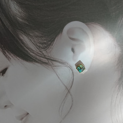 ～earth  color cubes～ターコイズとビーズの14kgfスタッドピアス 2枚目の画像